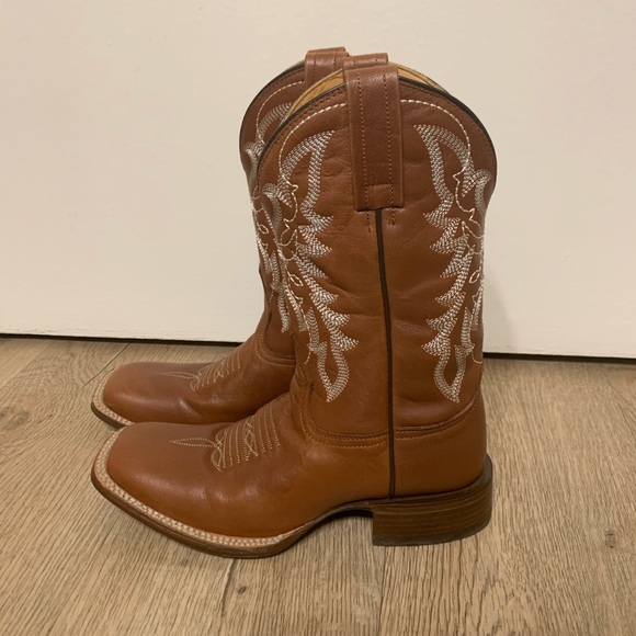 Caborca Silver square toe brown cowboy boots.Size 6 - Picture 2 of 12